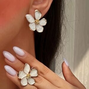 NEW Floral Floral Earrings. White Flower & Gold Leaf Holiday Jewelry 🌸